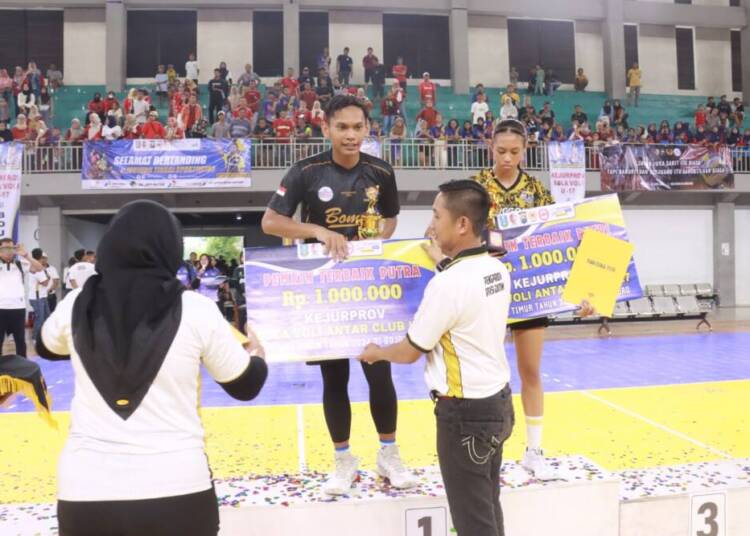 Kejurprov Jatim Bola Voli, Kapolres Bojonegoro Serahkan Trophy Pemain Terbaik