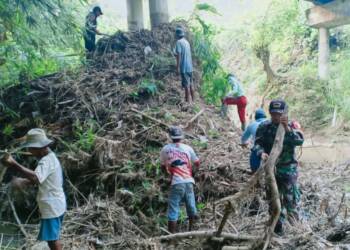 Babinsa Koramil Tambakrejo Bojonegoro dan Warga Bersih-bersih Sampah Sungai