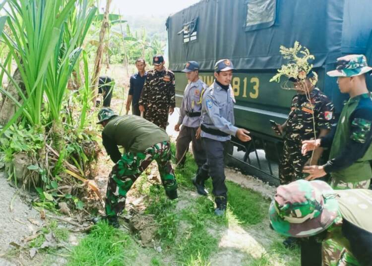 Satgas TMMD 120 Kodim Bojonegoro dan Masyarakat Napis Tanam Pohon