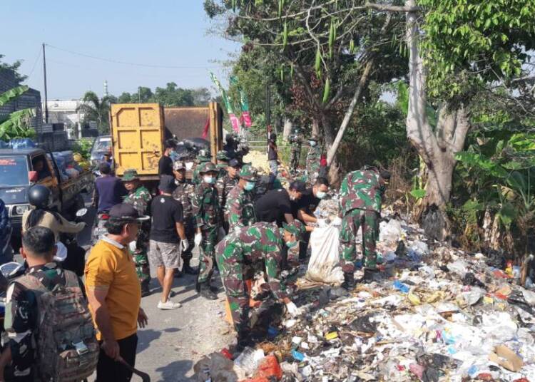 Dandim Lamongan Ajak Puluhan Prajurit Bersihkan Sampah Liar di Pucuk