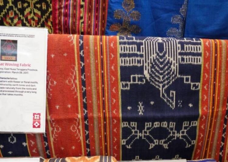 Tenun Ikat Sikka NTT dan Sekomandi Sulbar Diminati Pengunjung Pameran IG di Jenewa