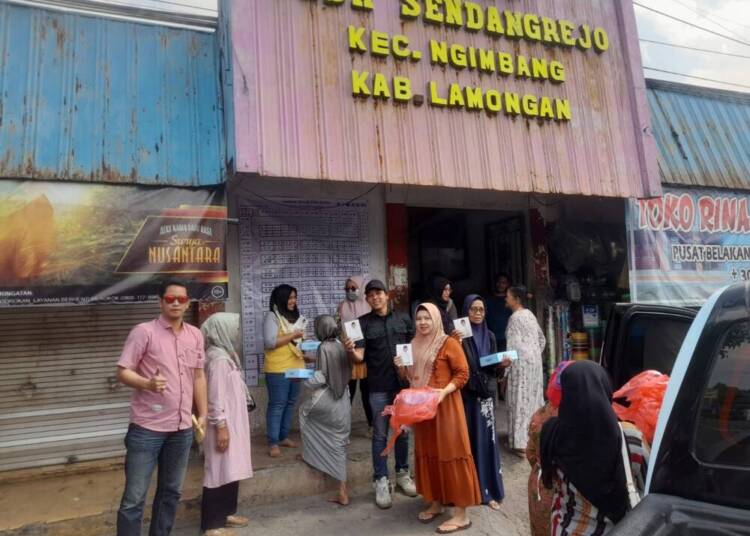 Relawan Punokawan H.Ghofur Bagikan Ratusan Nasi Kotak Gratis, Warga Sambutan Gembira