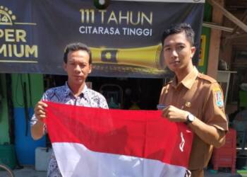 Pemdes Simorejo Tuban Bagikan Bendera Merah Putih