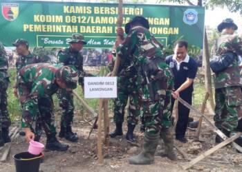 Kodim Lamongan Tanam Pohon dan Bersihkan Area Telaga Bandung