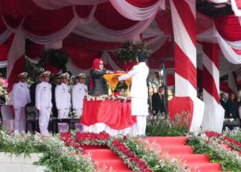 Upacara Penurunan Bendera HUT ke-79 RI di  Alun-alun Sidoarjo Berlangsung Khidmat