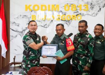 Dandim Bojonegoro Berikan Reward Babinsa Posramil Gondang yang Viral Panjat Tiang Bendera