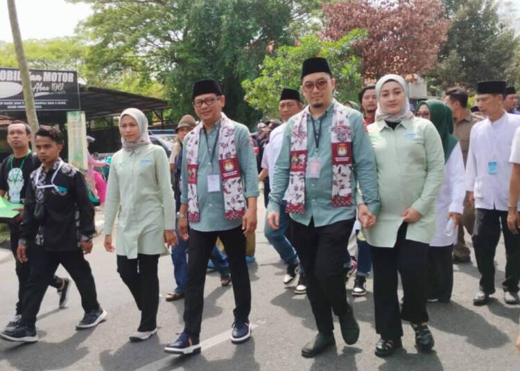 Berjalan Kaki, Paslon Ghofur – Firosya Mendaftar ke KPU Lamongan