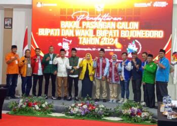 Bapaslon Wahono – Nurul Mendaftar, Ratusan Massa Padati Gedung KPU Bojonegoro