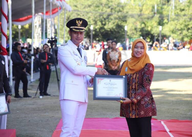 Penggerak UMKM, Elis Nur Hayati Terima Penghargaan dari Bupati Tuban