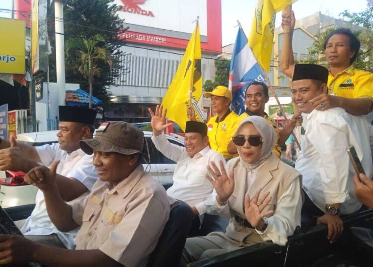 Berkendara Jeep Terbuka, Bapaslon Subandi – Mimik Mendaftar di KPU Sidoarjo