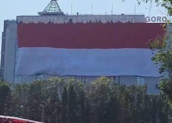 Spektakuler! Merah Putih Raksasa Berkibar di Gedung Pemkab Bojonegoro