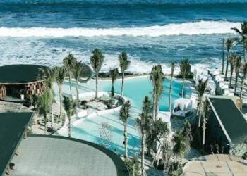 Moonstone Beach Lounge Pertama di Bali