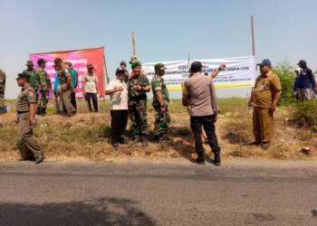 Petugas Gabungan Pasang Banner Larangan Usaha Tambak Ilegal di Rawa Sekaran