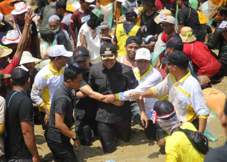 Seru! Mas Lindra Nyebur Empang Bersama Warga di Festival Gogo Ikan