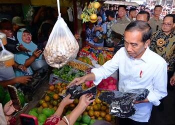 Kunjungi Pasar Dukuh Kupang, Presiden Jokowi Pastikan Harga Aman