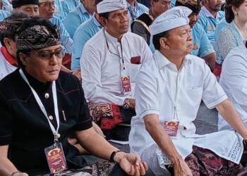 Elegan, Koster-Giri Berpakaian Adat Bali Saat Pengundian Nomor Urut di KPU Bali