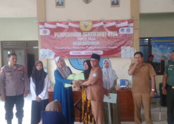 Ratusan Sertifikat PTSL Dibagikan, Warga Brumbun Lamongan Bergembira