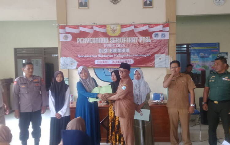 Ratusan Sertifikat PTSL Dibagikan, Warga Brumbun Lamongan Bergembira