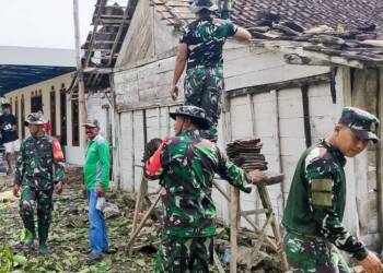 Babinsa Koramil Kedungadem Bojonegoro Bantu Benahi Rumah Warga Korban Angin Kencang