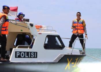 Polres Tuban Patroli Perairan dan Berbagi Bansos Kepada Nelayan