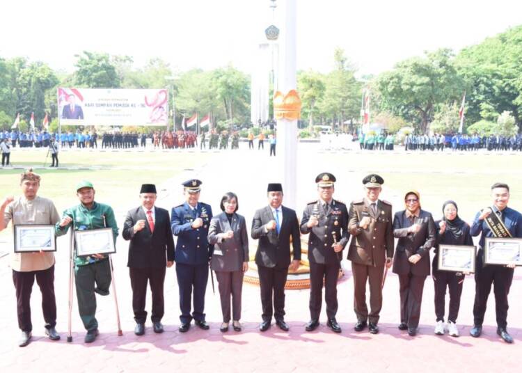 Pjs Bupati Sidoarjo Pimpin Upacara Peringatan ke-96 Sumpah Pemuda di Alun-alun Sidoarjo
