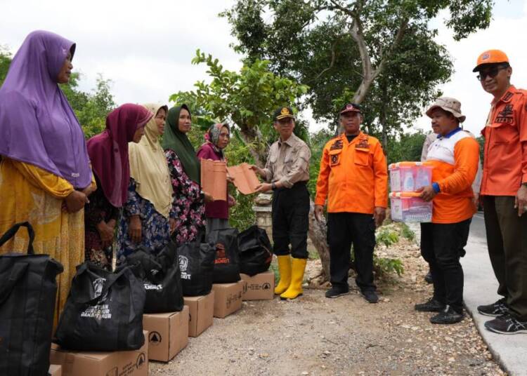 Pjs Bupati dan BPBD Tuban Serahkan Bantuan Korban Puting Beliung