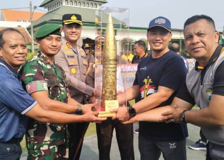 Pemberian Hadiah Turnamen Tiga Pilar Warnai Jumat Sehati di Makodim Lamongan