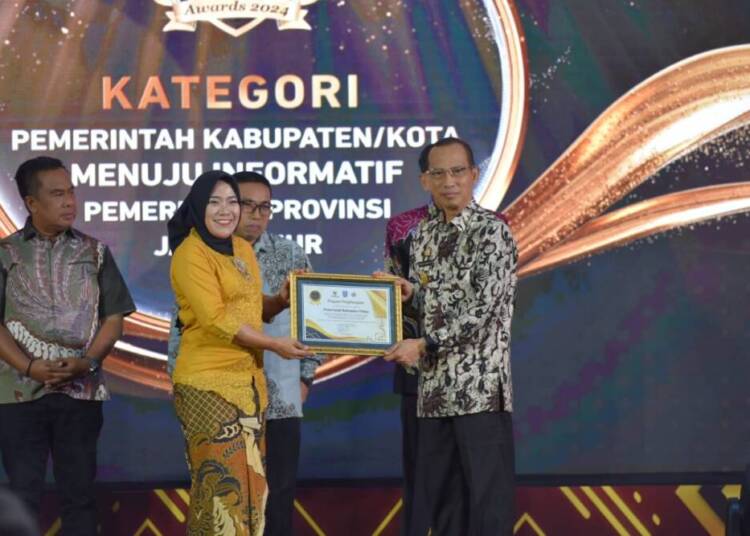 Pemkab Tuban Raih Predikat Menuju Informatif Ajang KI Jatim Awards 2024