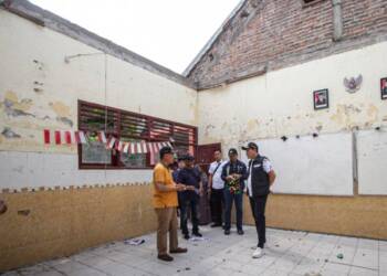 Plt Bupati Sidoarjo Subandi Minta Kelas SDN Tropodo 1 yang Ambruk Segera Diperbaiki