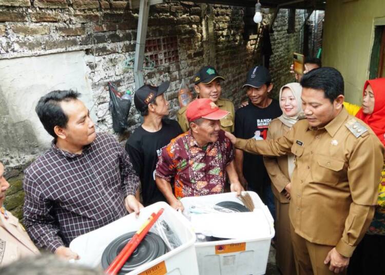 Plt. Bupati Sidoarjo Bantu Dua Korban Kebakaran Rumah