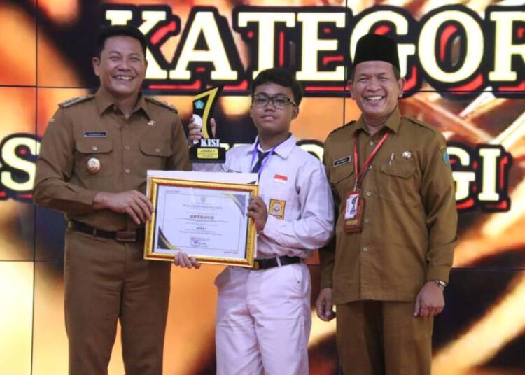 Serahkan Penghargaan KISI, Plt. Bupati Subandi Bangga Sidoarjo Miliki Banyak Inovasi