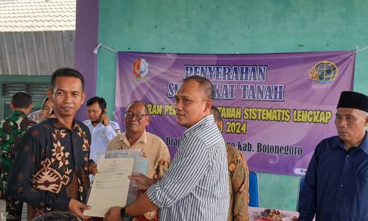 Pemdes Drajat Bagikan Ribuan Sertifikat Program PTSL 2024