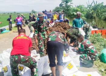 Babinsa Koramil Kanor dan Warga Perbaiki Tanggul Ambrol di Kedungprimpen