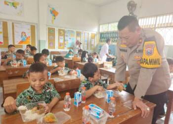 Dukung Program Asta Cita, Polsek Gedangan Berbagi Makan Siang Bergizi di SDN Gemurung
