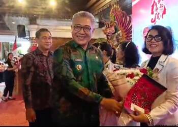 PHI ke-96, Winie Kaori Terima Penghargaan Gender Champion PUG dari Pj Bupati Gianyar