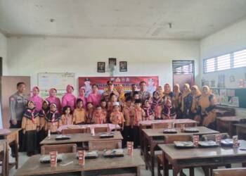 Dukung Program Asta Cita, Polsek Tarik Berbagi Makan Siang Bergizi di SD Banjarwungu 2