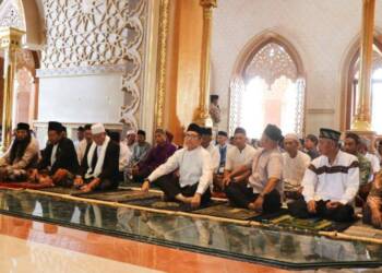 Perdana, Pj Bupati Adriyanto Sholat Jumat di Masjid Wisata Religi