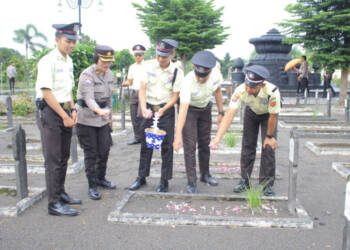Polda DIY Bersama ABUJAPI dan APSI Gelar Upacara Tabur Bunga di HUT ke-44 Satpam