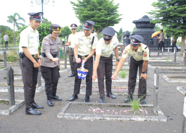 Polda DIY Bersama ABUJAPI dan APSI Gelar Upacara Tabur Bunga di HUT ke-44 Satpam