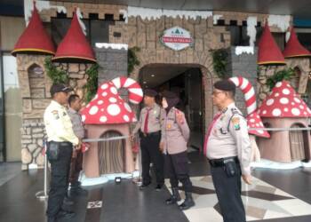 Polwan Polresta Sidoarjo Amankan Liburan Nataru di Obyek Vital