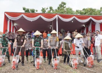 Dukung Program Asta Cita, Polresta Sidoarjo Tanam Jagung di Desa Bakungtemenggungan
