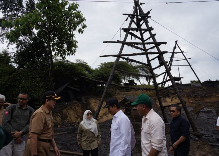 Pj. Bupati Bojonegoro Dampingi Lawatan Menteri LH RI di Sumur Minyak Tradisional Desa Wonocolo