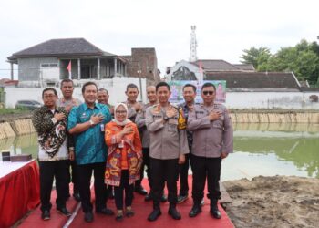 Forkopimda Bojonegoro Tebar Benih Ikan di Kolam Polres
