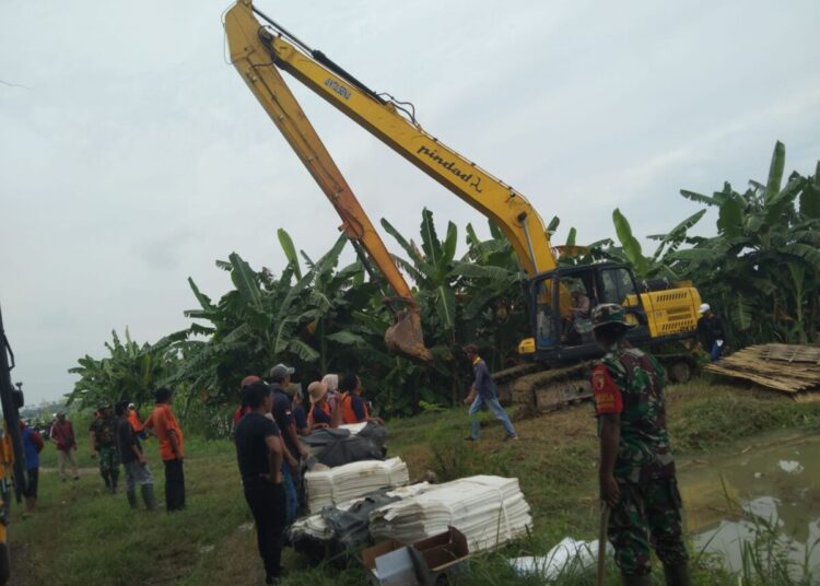 Sigap! Personil Gabungan di Lamongan Perbaiki Tanggul Bengawan Solo Jebol