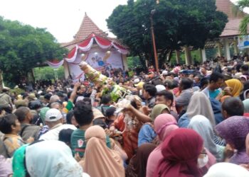 Asyik Berebut Gunungan di Harjasda ke-166, HP dan Dompet Warga Raib