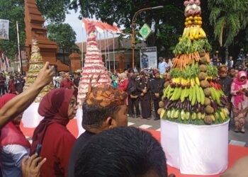 Gunungan Sedekah Bumi Warnai Harjasda Sidoarjo ke-166