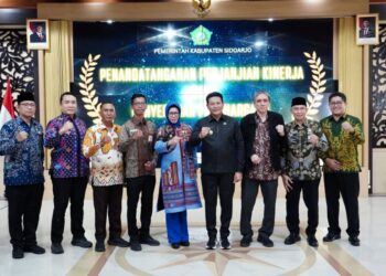 Plt. Bupati Sidoarjo Subandi Serahkan Penghargaan SAKIP dan IPP