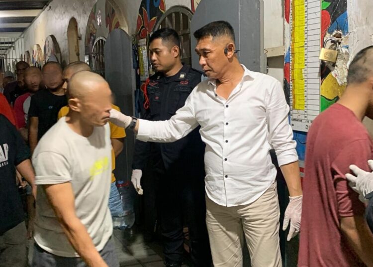 Sidak! Kamar Warga Binaan Lapas Jember di Razia Petugas