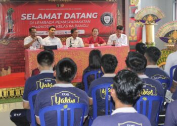 Warga Binaan Peserta Pendidikan Paket C Terima Rapor