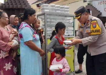 Jumat Berkah, Polsek Taman Berbagi Makanan Gratis